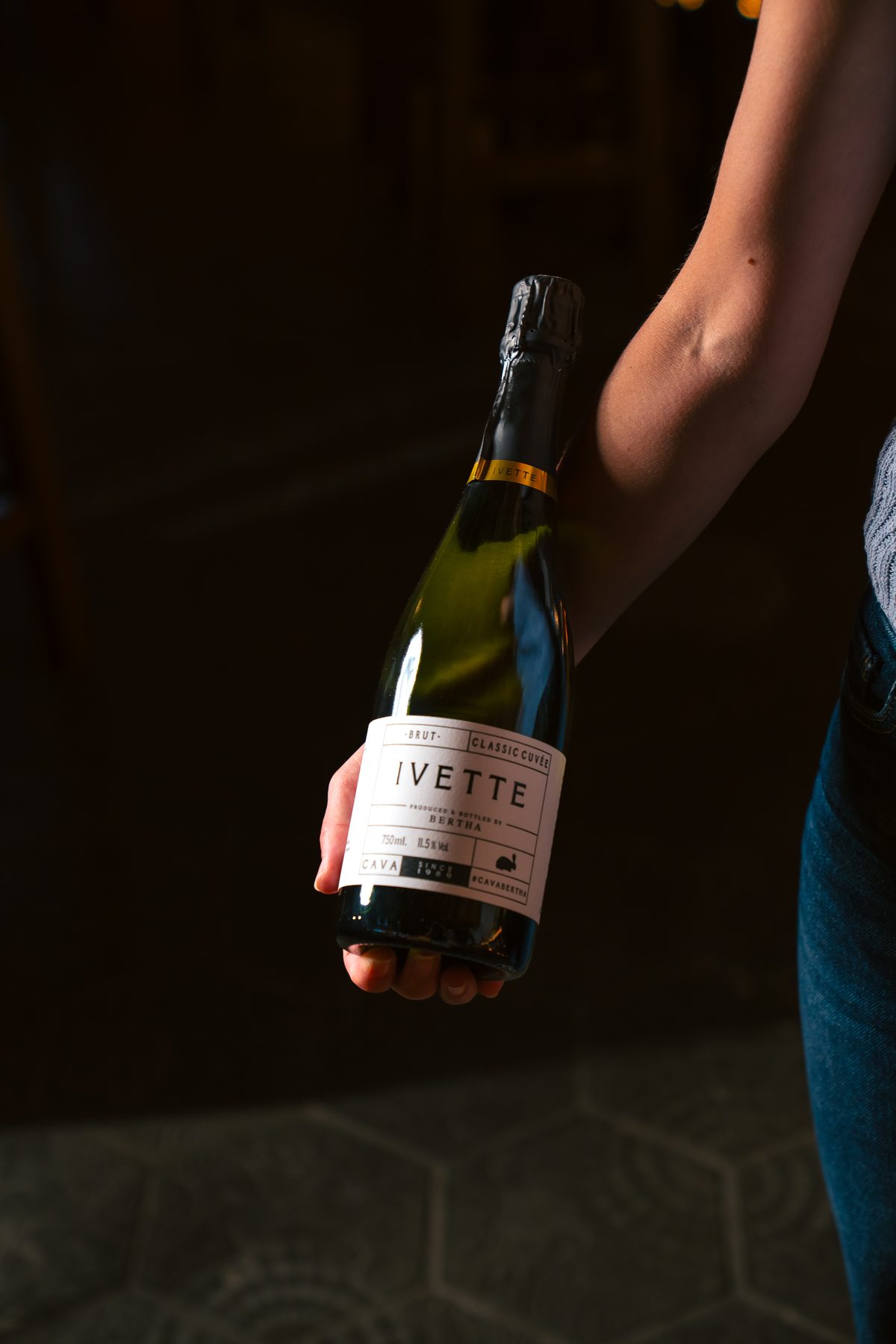 Botella en penumbra de bodega